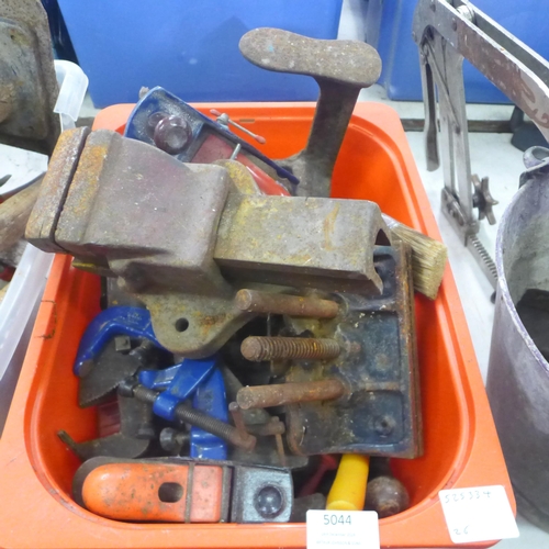 5044 - A large quantity of assorted tools and other items including corner clamps, a Woden 186B/a bench vic... 