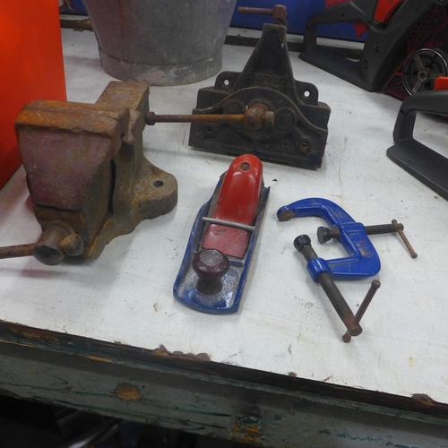 5044 - A large quantity of assorted tools and other items including corner clamps, a Woden 186B/a bench vic... 