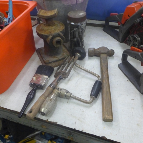 5044 - A large quantity of assorted tools and other items including corner clamps, a Woden 186B/a bench vic... 