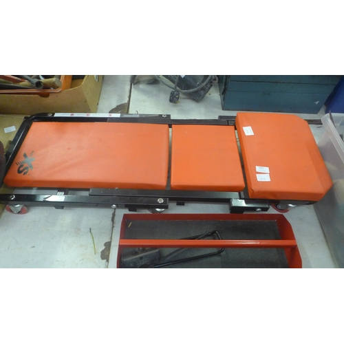 5045 - A quantity of work items including 3 various work trolleys including Clarke and Auto XS, a tool tray... 