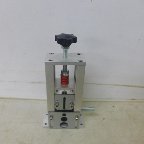 5068 - An unused cable stripping machine