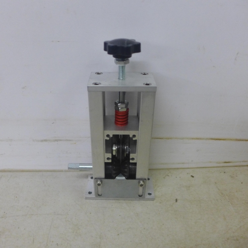 5068 - An unused cable stripping machine