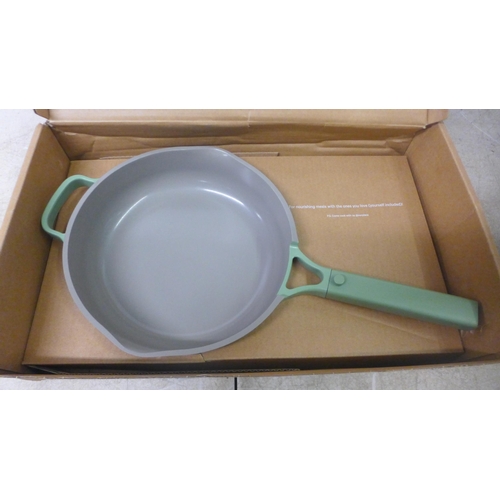 5077 - An Our Place Always pan with lid in colour eid green