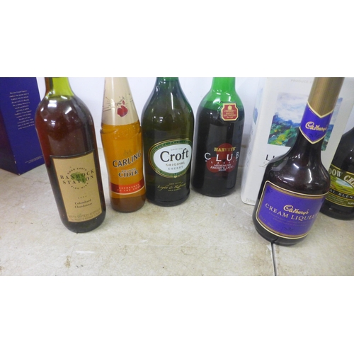 5084 - A box of assorted wines and spirits including Cadbury's Cream Liqueur, Meadow Cream Original Blend, ... 