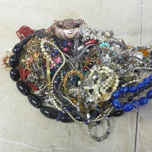 5093 - A bag of costume jewelry