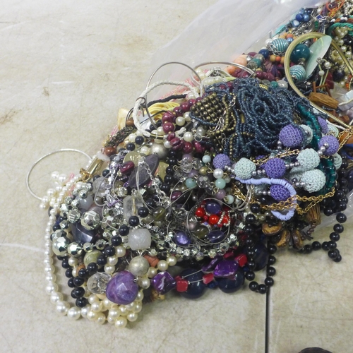 5094 - A bag of costume jewelry