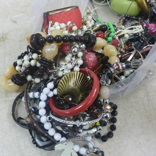 5096 - A bag of costume jewelry