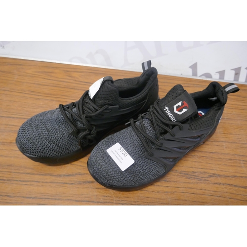 5320 - A pair of Tinggu steel cap trainers - EU size 39