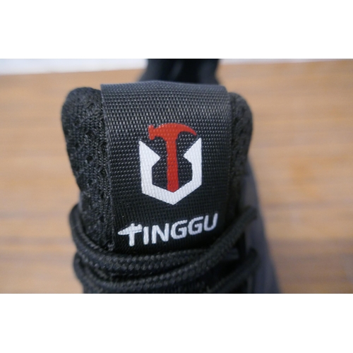 5320 - A pair of Tinggu steel cap trainers - EU size 39