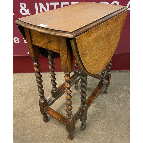 115 - A small early 20th Century oak barleytwist gateleg table