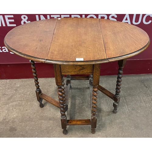 115 - A small early 20th Century oak barleytwist gateleg table