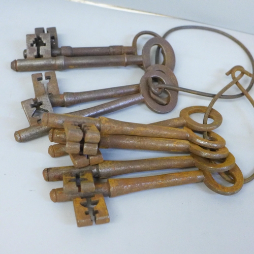 2020 - A collection of antique door keys and a metal wall bracket