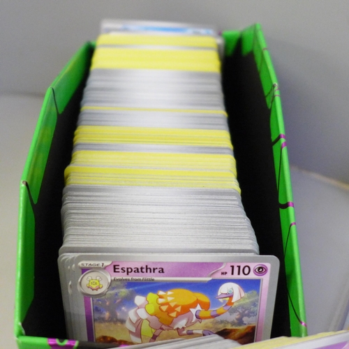 2021 - Over 500 Pokémon cards, including rare cards and holographic in protective wallets