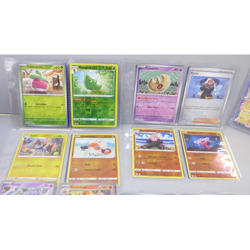 2023 - Over 500 Pokémon cards including rare cards and holographic in protective wallets