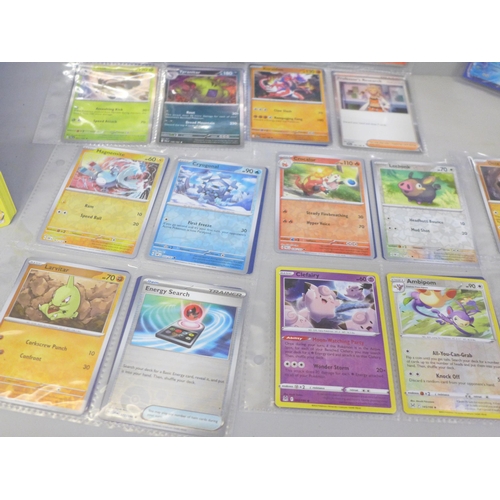 2026 - Over 500 Pokémon cards including rare cards and holographic in protective wallets