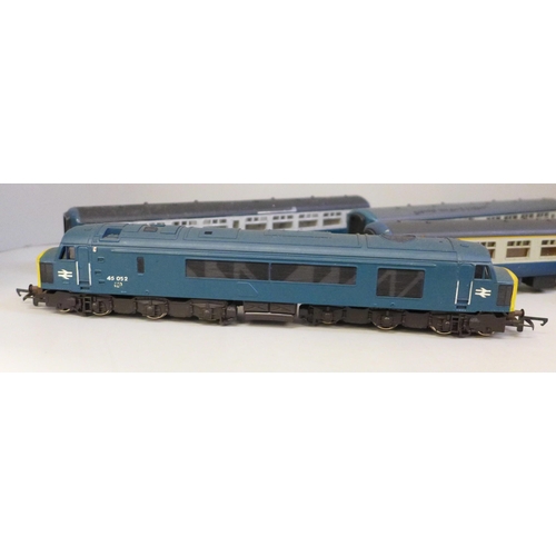 2030 - A OO gauge locomotive and five railway carriages, one marked Mainline