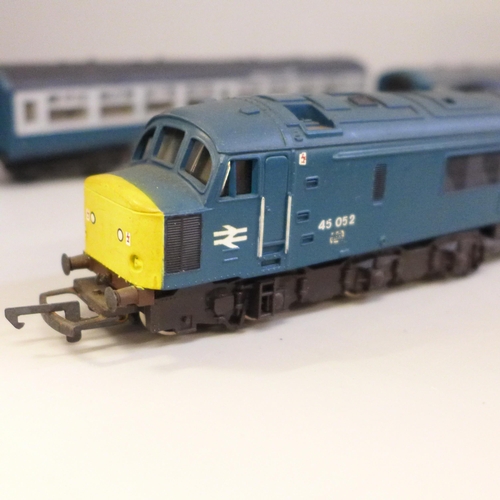 2030 - A OO gauge locomotive and five railway carriages, one marked Mainline