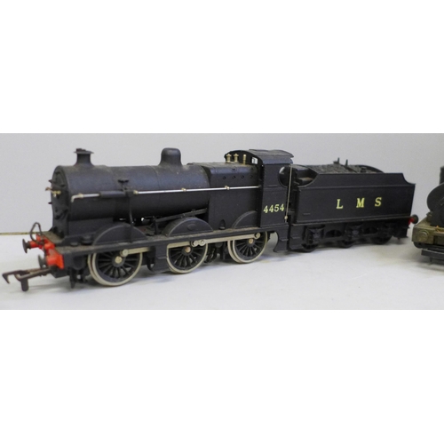 2033 - A collection of OO gauge locomotives and tenders and one locomotive