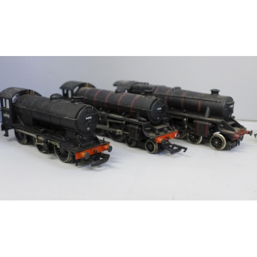 2033 - A collection of OO gauge locomotives and tenders and one locomotive