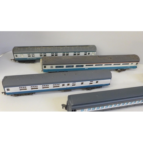 2038 - Six Hornby and Mainline OO gauge railway carriages