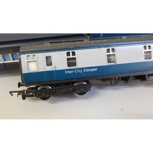 2038 - Six Hornby and Mainline OO gauge railway carriages