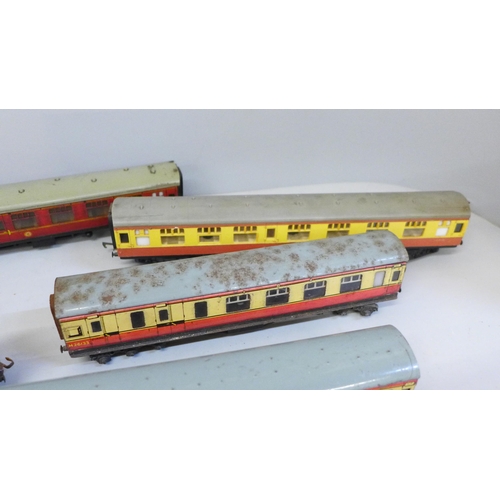 2039 - Seven OO gauge Hornby and Hornby Dublo railway carriages