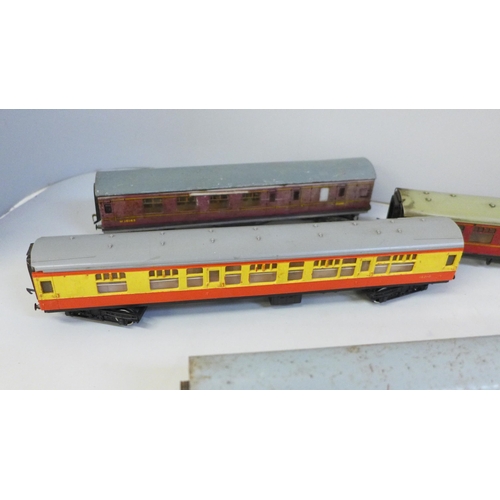 2039 - Seven OO gauge Hornby and Hornby Dublo railway carriages