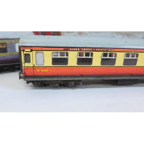 2039 - Seven OO gauge Hornby and Hornby Dublo railway carriages