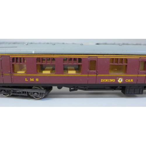 2043 - Six OO gauge Hornby LMS railway carriages