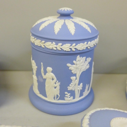 2052 - Wedgwood Jasperware trinket boxes with lids and a lidded canister