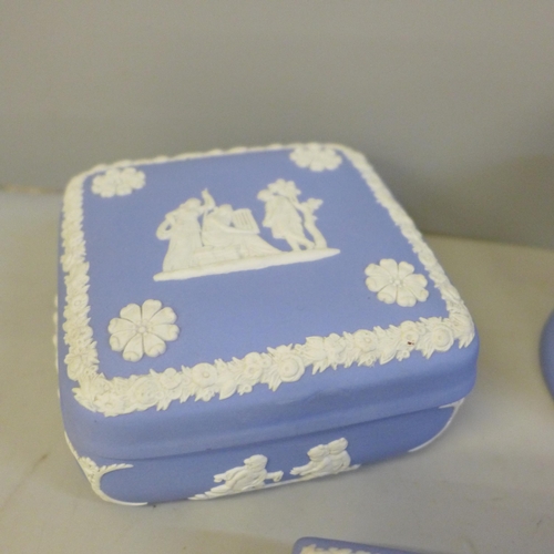 2052 - Wedgwood Jasperware trinket boxes with lids and a lidded canister