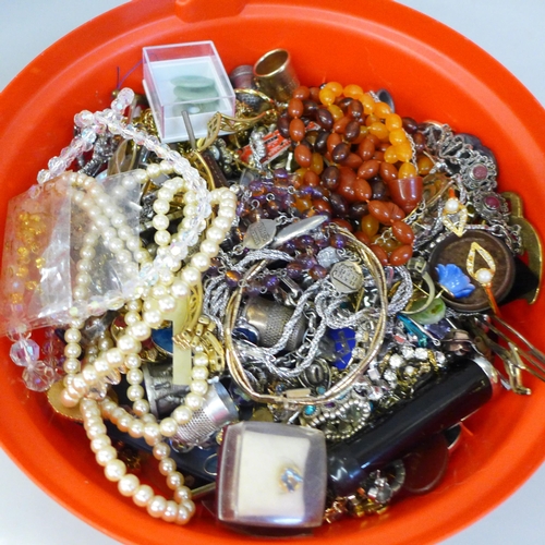 2059 - A tub of costume jewellery