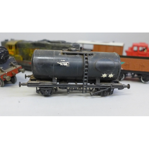 2072 - OO gauge model rail locomotives, tenders and wagons, a/f