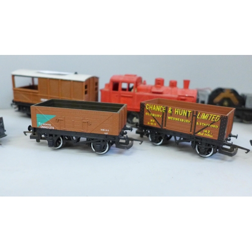 2072 - OO gauge model rail locomotives, tenders and wagons, a/f