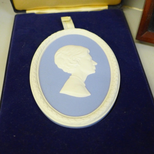 2078 - A Wedgwood Jasperware double mounted silver plaques and two medallions, Queen Elizabeth II and Princ... 