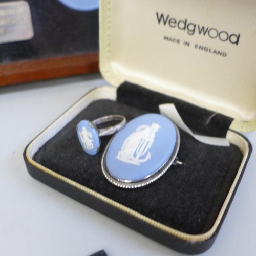 2078 - A Wedgwood Jasperware double mounted silver plaques and two medallions, Queen Elizabeth II and Princ... 