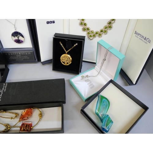 2122 - A collection of nine boxed jewellery items