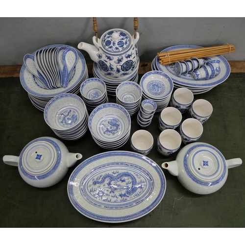 2156 - A collection of Chinese blue and white dragon pattern dinnerwares, together with chopsticks and anot... 