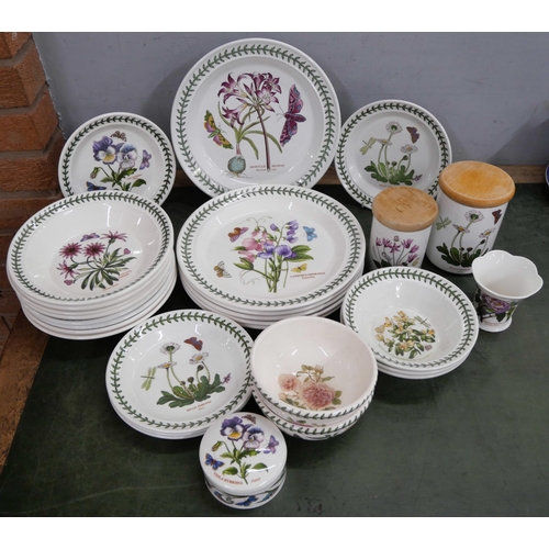 2157 - A collection of Botanic Garden Portmeirion; six dinner plates (27cm), eight soup/pasta dishes (22cm)... 