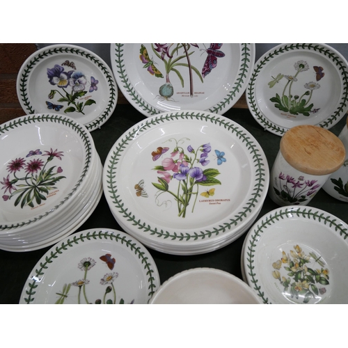 2157 - A collection of Botanic Garden Portmeirion; six dinner plates (27cm), eight soup/pasta dishes (22cm)... 