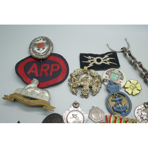 2193 - A collection of badges, buttons, regimental badge and a small collection of British and foreign coin... 