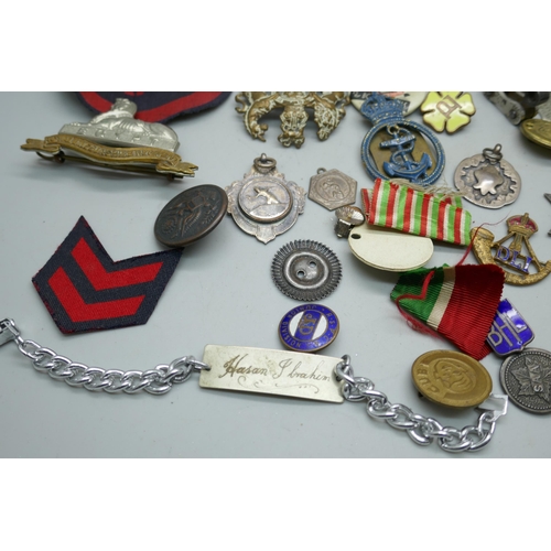 2193 - A collection of badges, buttons, regimental badge and a small collection of British and foreign coin... 