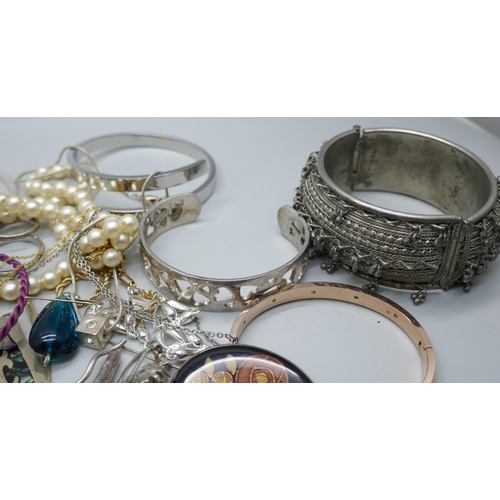 2210 - A collection of white metal and plated jewellery