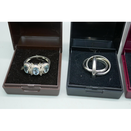 2212 - A collection of silver jewellery, boxed