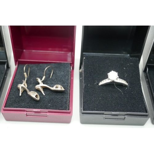 2212 - A collection of silver jewellery, boxed