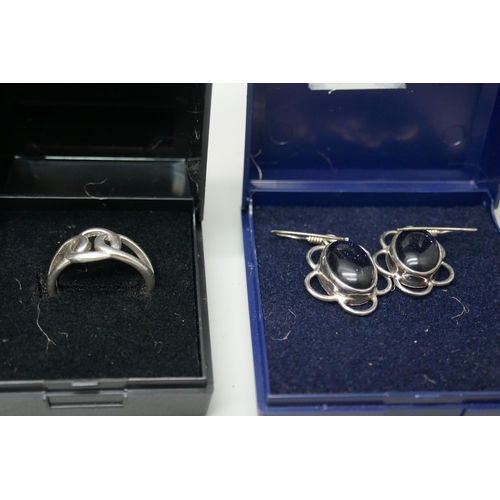 2212 - A collection of silver jewellery, boxed