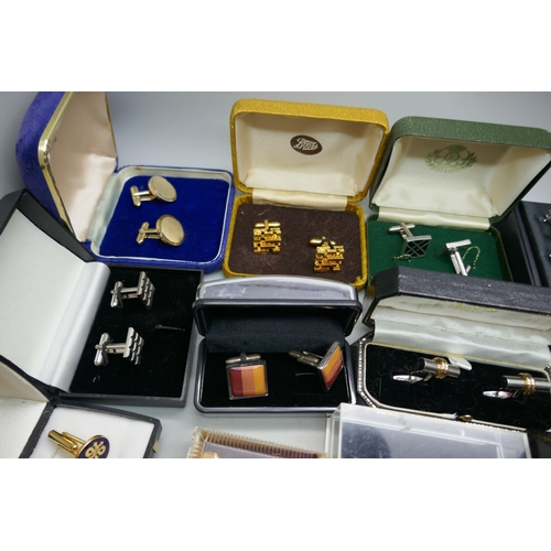 2213 - A collection of boxed cufflinks including Wedgwood