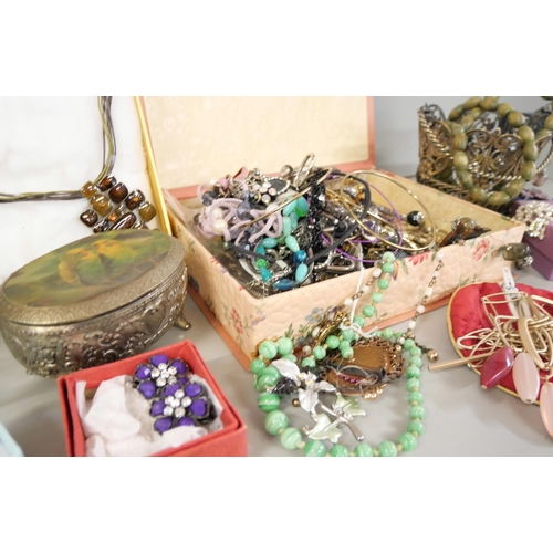 2259 - A box of costume jewellery