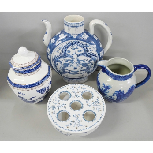 2275 - A collection of decorative china including a Booths Real Old Willow lidded vase **PLEASE NOTE THIS L... 