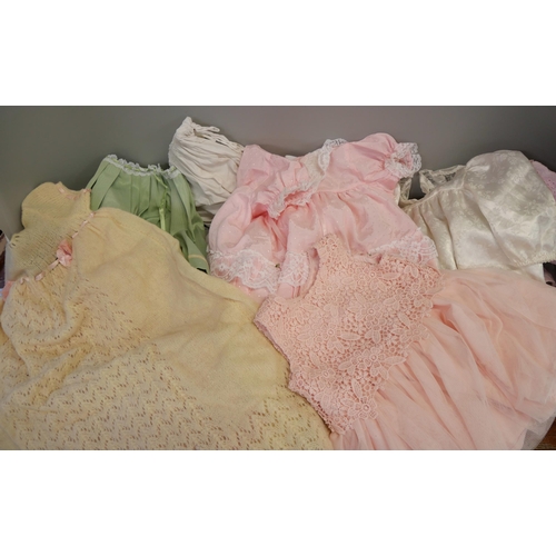 2292 - A collection of dolls clothes